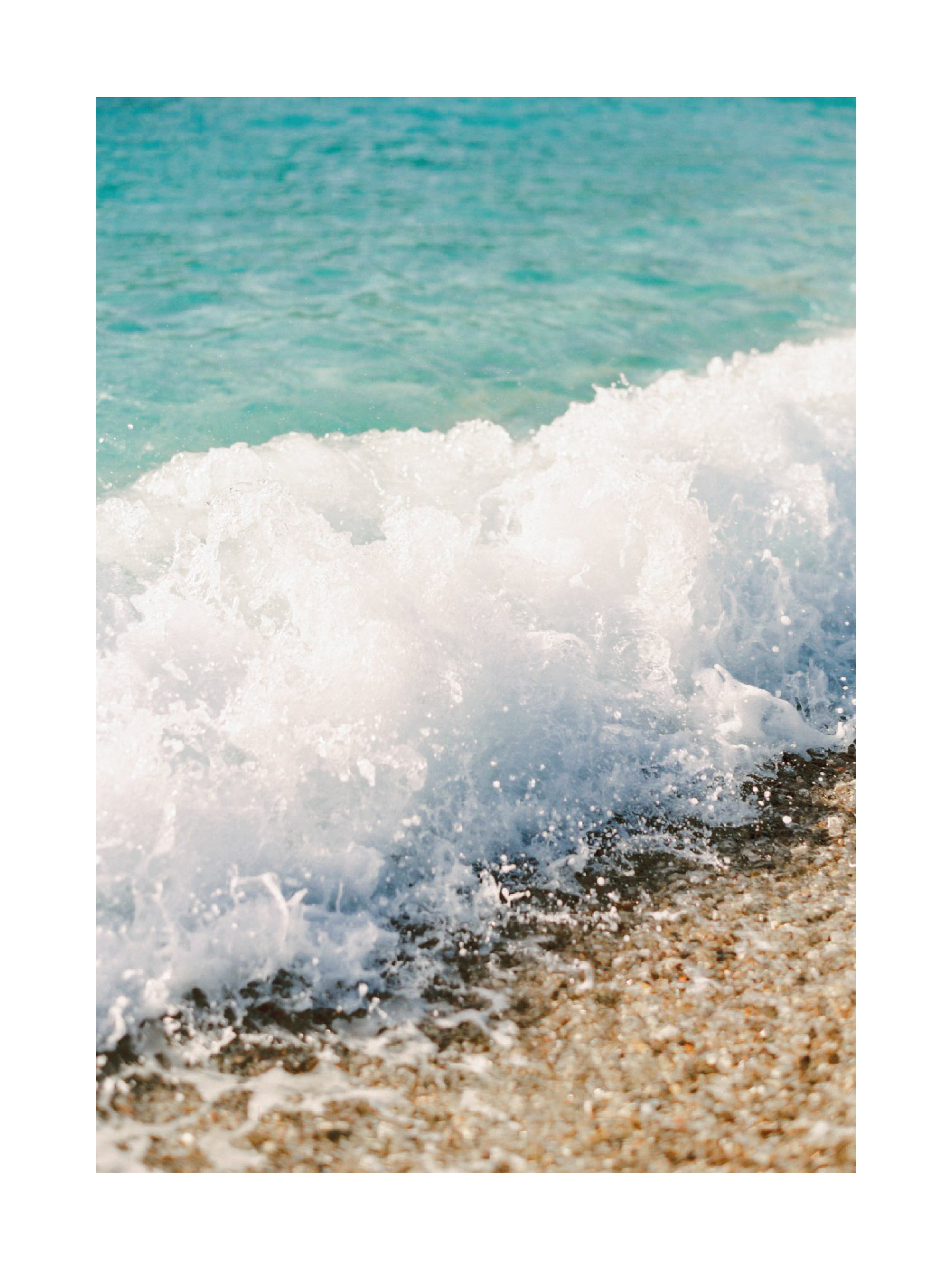 Fotografie von Wellen, die an den Strand schlagen.
