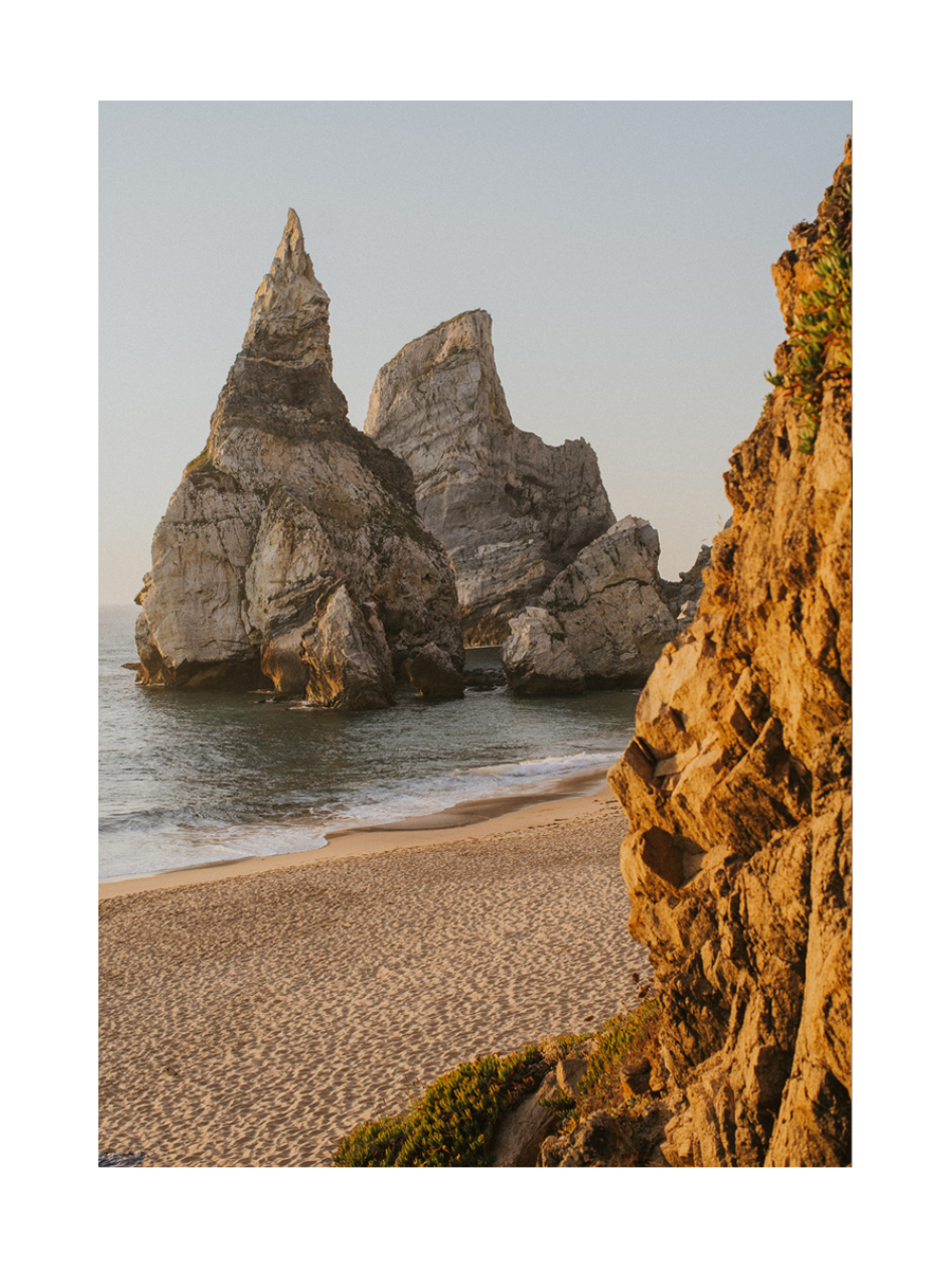 Fotografie der Felsformationen von Praia da Ursa in Portugal bei Sonnenuntergang.