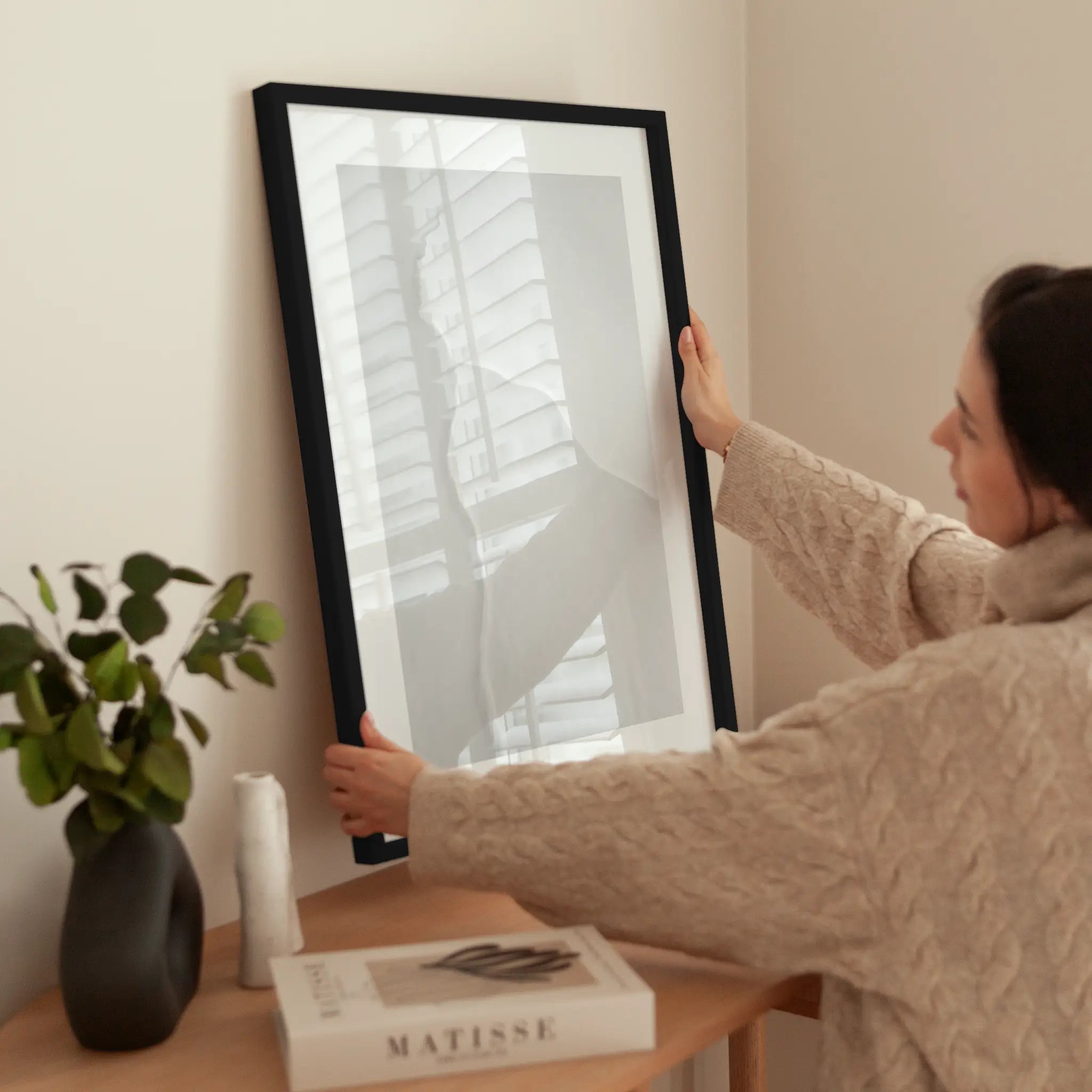 White Shapes wird aufgehängt