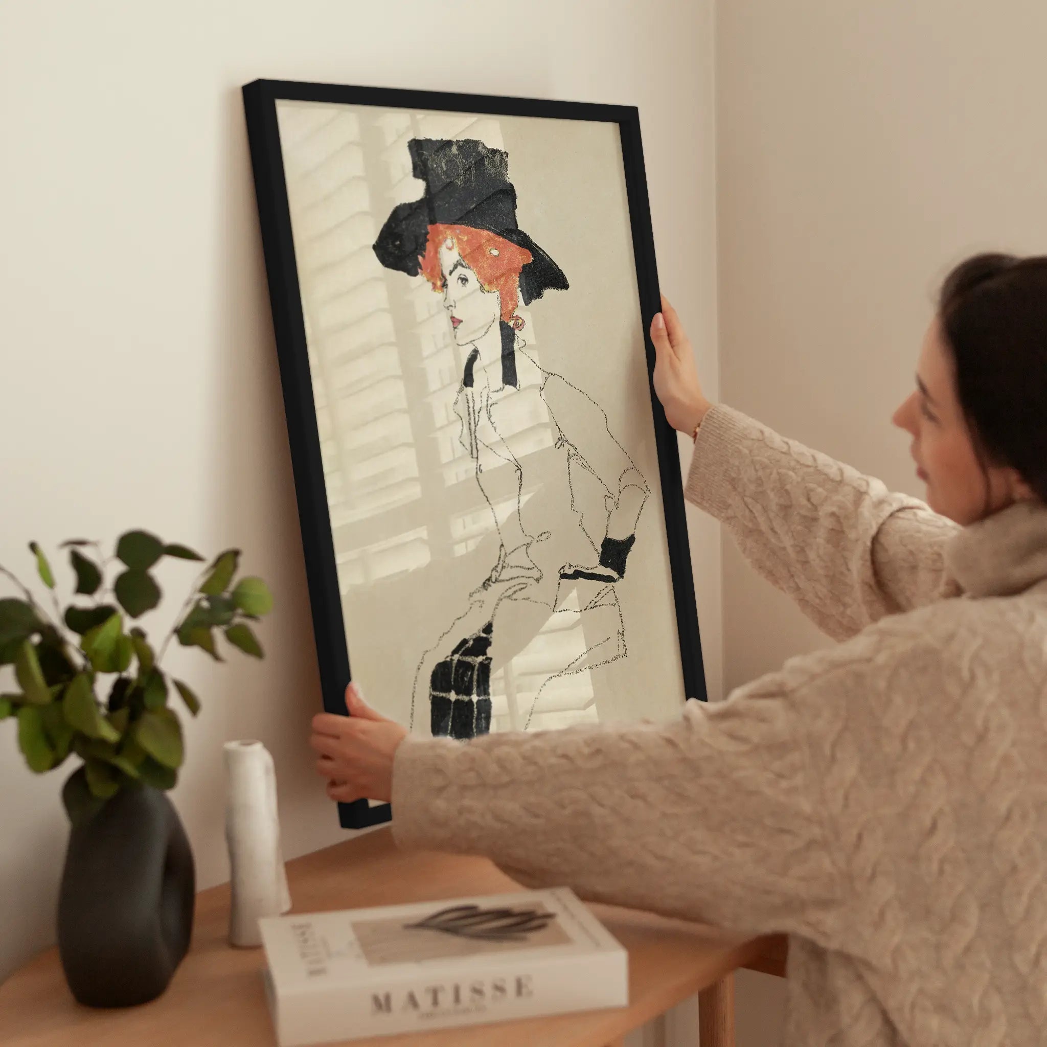 Woman in Hat wird aufgehängt