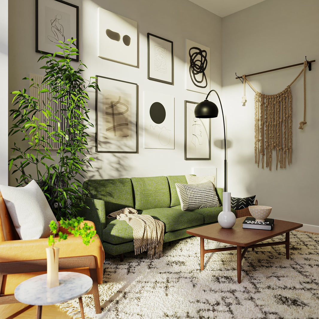 ein wohnzimmer mit einer grünen couch und einem couchtisch