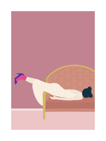 Illustration einer Frau in einem gepunkteten Kleid und pinken Schuhen auf einem Sofa vor einem einfarbigen Hintergrund.
