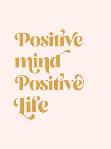 Poster mit dem Text "Positive mind, positive life" in goldener Schrift auf hellrosa Hintergrund.