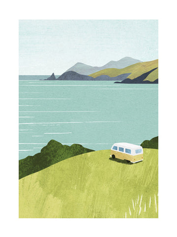 Illustration eines gelben Vans auf einem Hügel mit Blick auf das Meer und die Berge.