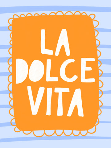 Grafik mit dem Zitat „La dolce vita“ in Weiß auf Orange mit blau gestreiftem Hintergrund.