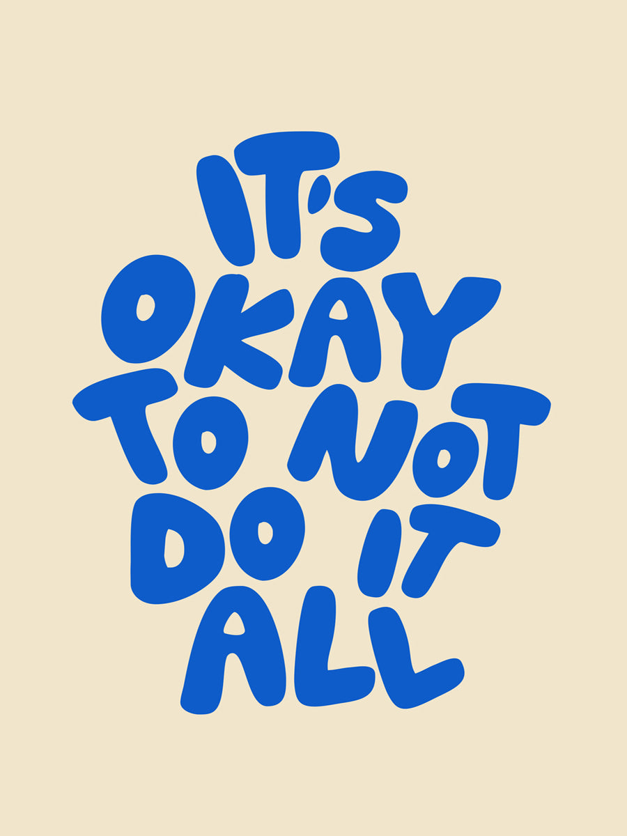 Blaues Zitat "It's okay to not do it all" auf beigem Hintergrund.