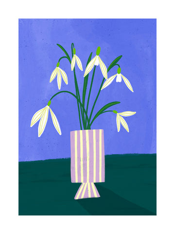 Illustration von weißen Schneeglöckchen in einer gestreiften Vase vor einem blauen Hintergrund.