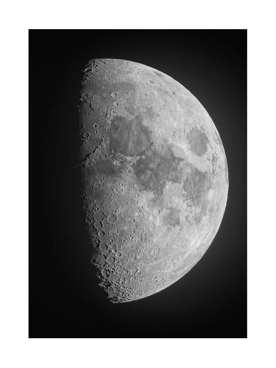 Schwarzweißfoto des Mondes mit sichtbaren Kratern und Texturen.