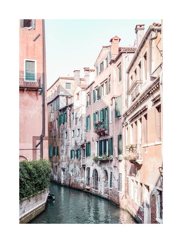 Fotografie eines Kanals in Venedig mit rosa Gebäuden und grünen Fensterläden.