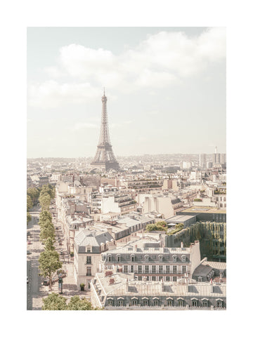Fotografie des Eiffelturms und umliegender Gebäude in Paris mit blauem Himmel.