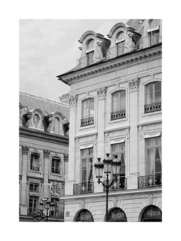 Schwarz-weiß-Fotografie einer Pariser Gebäudefassade mit architektonischen Details.