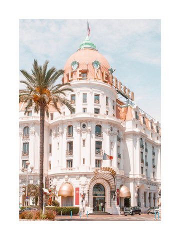 Fotografie des Hotels Le Negresco in Nizza mit blauem Himmel.