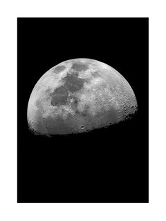 Schwarz-weiß-Fotografie des Mondes vor einem schwarzen Hintergrund.