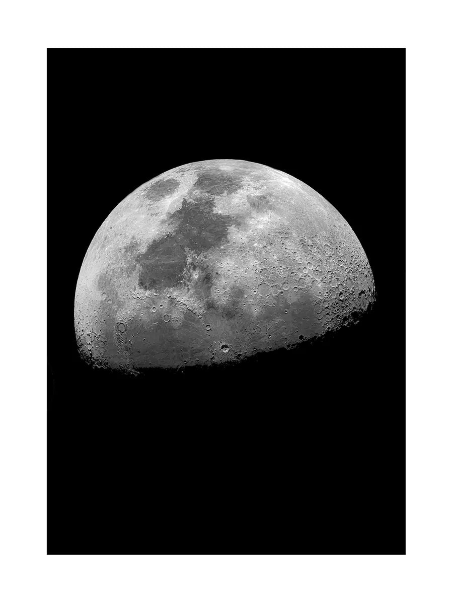 Schwarz-weiß-Fotografie des Mondes vor einem schwarzen Hintergrund.