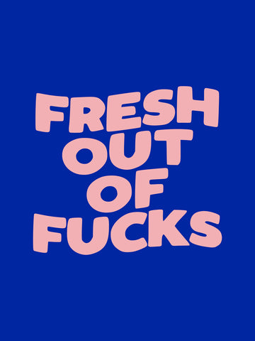 Textposter mit dem Zitat „Fresh out of fucks“ in rosa Schrift auf blauem Hintergrund.