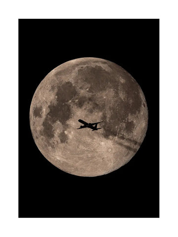 Fotografie eines Flugzeugs vor einem Vollmond mit Passepartout-Effekt.