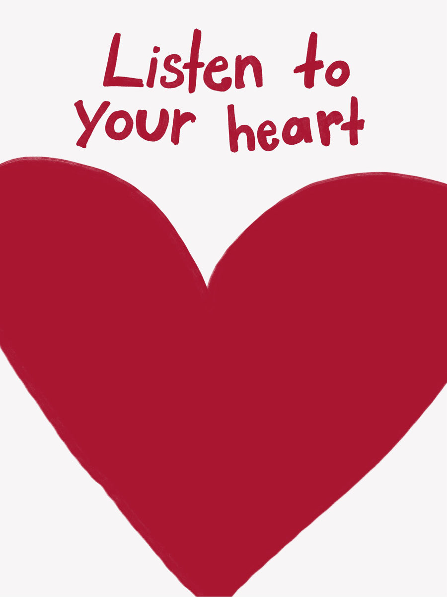 Ein rotes Herz mit dem Text "Listen to your heart" in Rot auf einem hellbeigen Hintergrund.