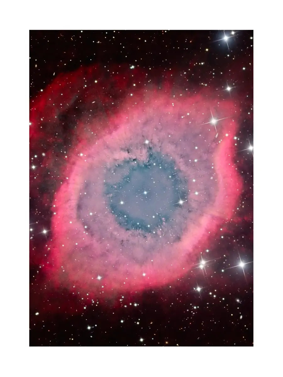 Poster des Helixnebels im Weltraum mit leuchtenden Farben und Sternen.
