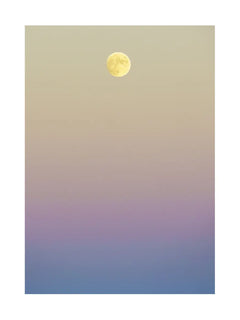 Fotografie des Vollmonds vor einem Himmel in Beige, Lila und Blau.
