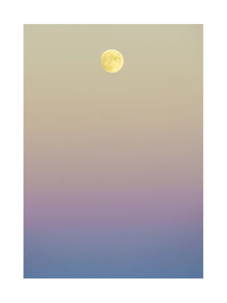 Fotografie des Vollmonds vor einem Himmel in Beige, Lila und Blau.