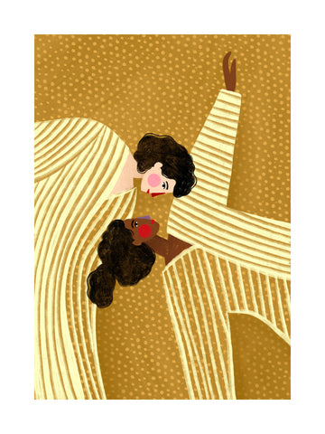 Zwei Frauen mit dunklen Haaren in gestreiften Outfits auf einem gelben Hintergrund.