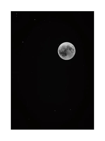 Schwarzweißfotografie des Mondes und der Sterne am Nachthimmel.