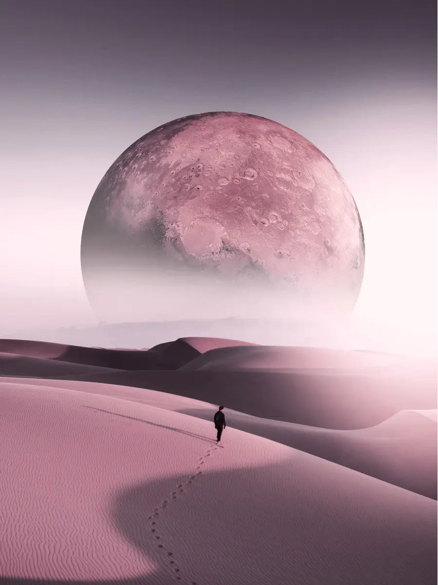 Person, die durch eine rosa Wüste mit einem rosa Mond im Hintergrund geht.