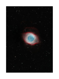 Bild des Helix-Nebels im Sternbild Wassermann, umgeben von einem sternenreichen Hintergrund.