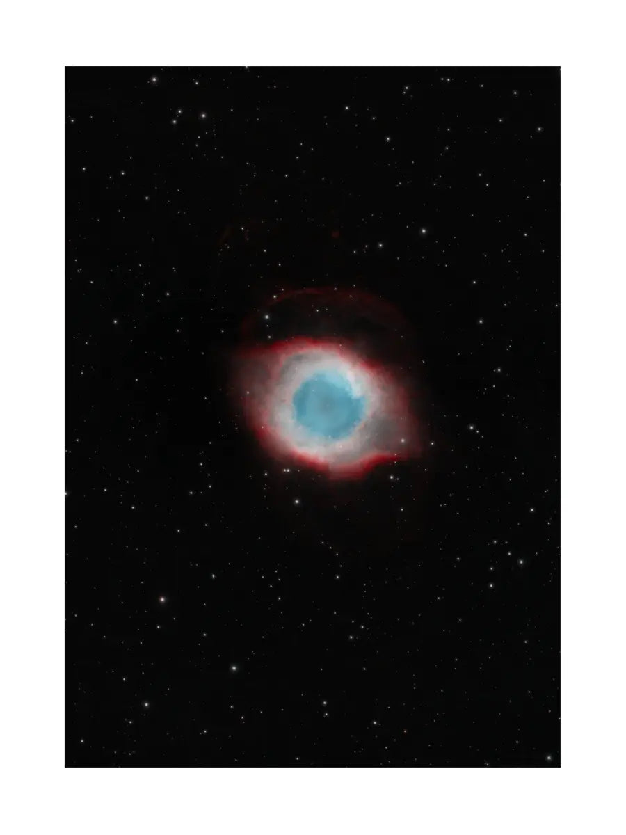 Bild des Helix-Nebels im Sternbild Wassermann, umgeben von einem sternenreichen Hintergrund.