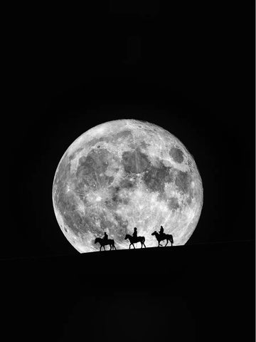Drei Reiter vor einem großen Vollmond in Schwarz-Weiß.