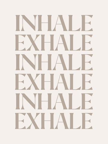 Grafische Typografie mit der Botschaft "Inhale exhale" in beigen Großbuchstaben auf einem hellbeigen Hintergrund.