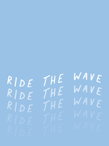 Blaues Poster mit dem Zitat "Ride the Wave" in Weiß, das sich im Wasser spiegelt.