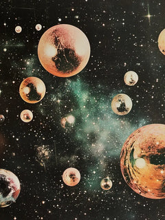 Poster mit blasenartigen Planeten und Sternen im Weltraum.