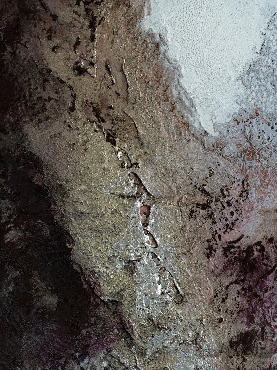 Abstraktes Poster mit erdigen Strukturen in Braun und Weiß.