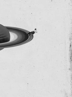 Schwarzweiß-Illustration eines Mannes, der auf den Ringen des Saturn sitzt.