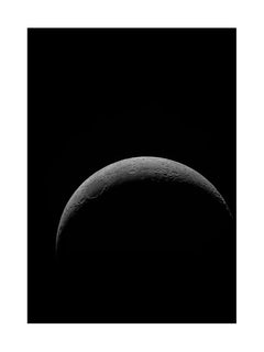 Schwarzweißbild des Mondes mit sichtbaren Kratern und Texturen.