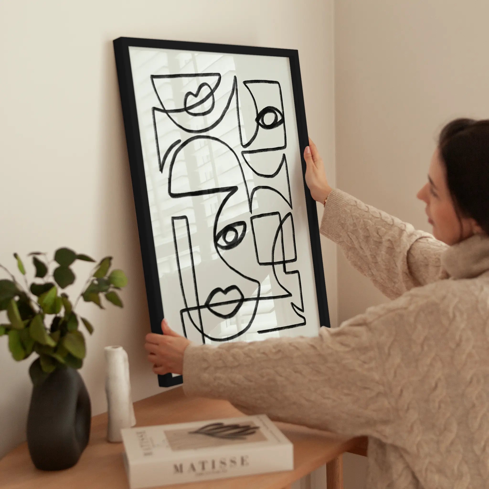 Abstract Line Art Faces wird aufgehängt