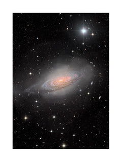 Poster der Galaxie NGC 7331 umgeben von Sternen vor schwarzem Hintergrund.