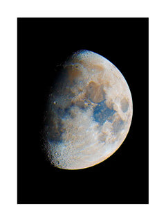 Fotografie des Mondes in Farbe vor einem schwarzen Hintergrund.