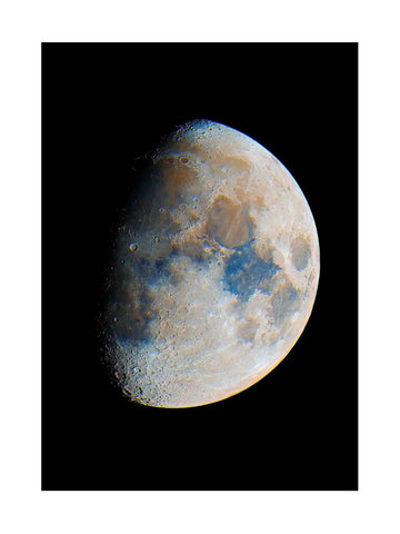 Fotografie des Mondes in Farbe vor einem schwarzen Hintergrund.