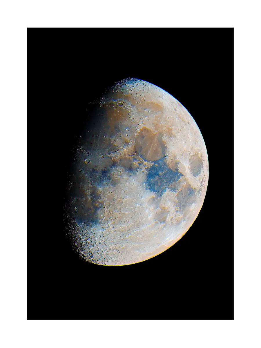 Fotografie des Mondes in Farbe vor einem schwarzen Hintergrund.