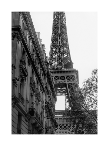 Schwarz-weiß-Fotografie des Eiffelturms und eines Pariser Gebäudes.