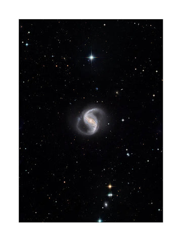 Fotografie einer Galaxie in Form des Buchstabens S auf schwarzem Hintergrund mit weißen Sternen.