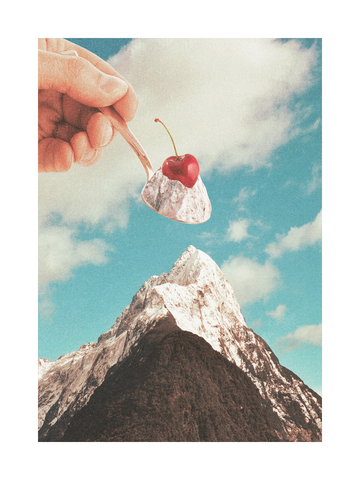 Collage mit einer Hand, die einen Löffel mit einer Kirsche vor einem Berg und blauem Himmel hält.