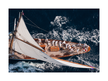Fotoposter eines Segelboots im tiefblauen Ozean mit Crew in weißer Kleidung.