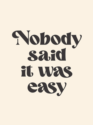 Textposter mit dem Zitat „Nobody said it was easy“ in schwarzer Retro-Schrift auf beigefarbenem Hintergrund.