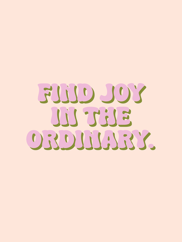 Textposter mit dem Zitat „Find joy in the ordinary“ in Rosa und Grün auf hellbeigem Hintergrund.