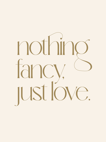 Zitat-Poster mit dem Text „Nothing fancy, just love“ in brauner Schrift auf neutralem Hintergrund.