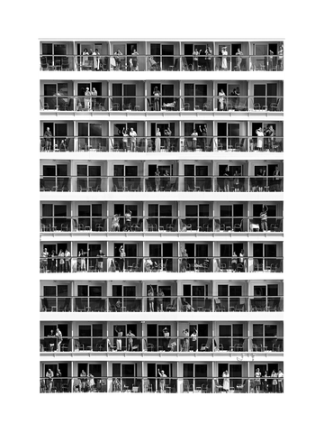 Schwarzweiß-Fotografie eines Kreuzfahrtschiffes mit Menschen auf Balkonen.