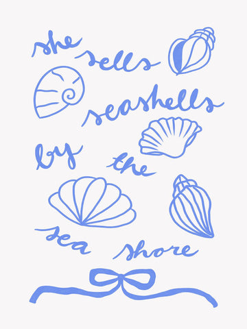 Illustration von Muscheln mit dem Text "she sells seashells by the sea shore" in Blau auf weißem Hintergrund.